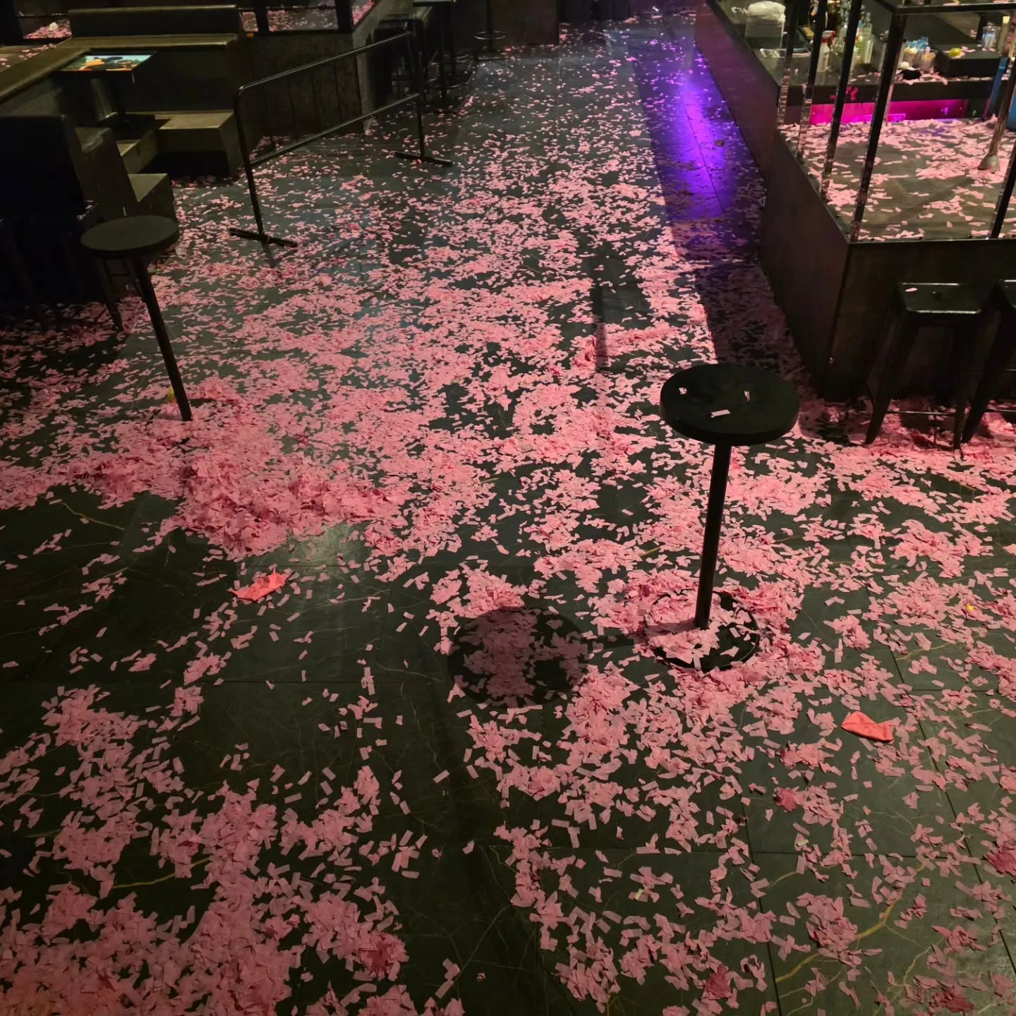 ナイトクラブの営業後には、多くの時間をかけてフロアの清掃が行...