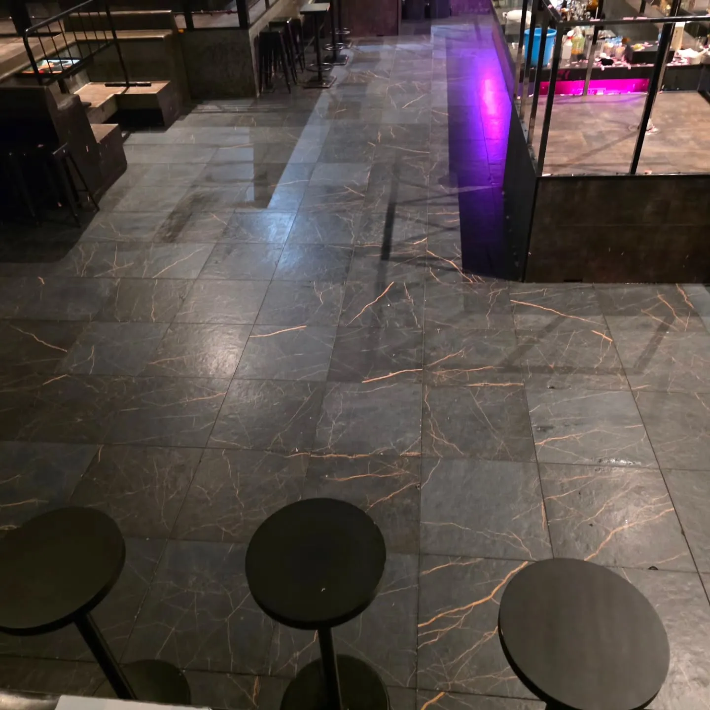 ナイトクラブの営業後には、多くの時間をかけてフロアの清掃が行...