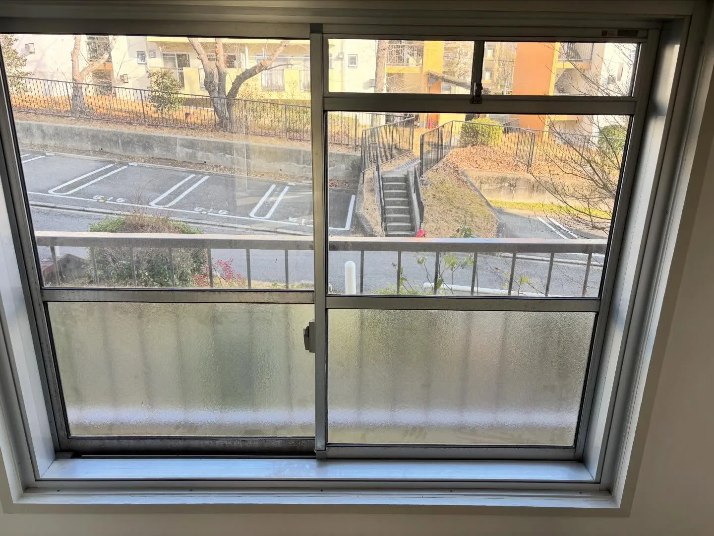 「やっぱりおうちの窓はキラキラじゃなきゃ！」窓のサッシって意...