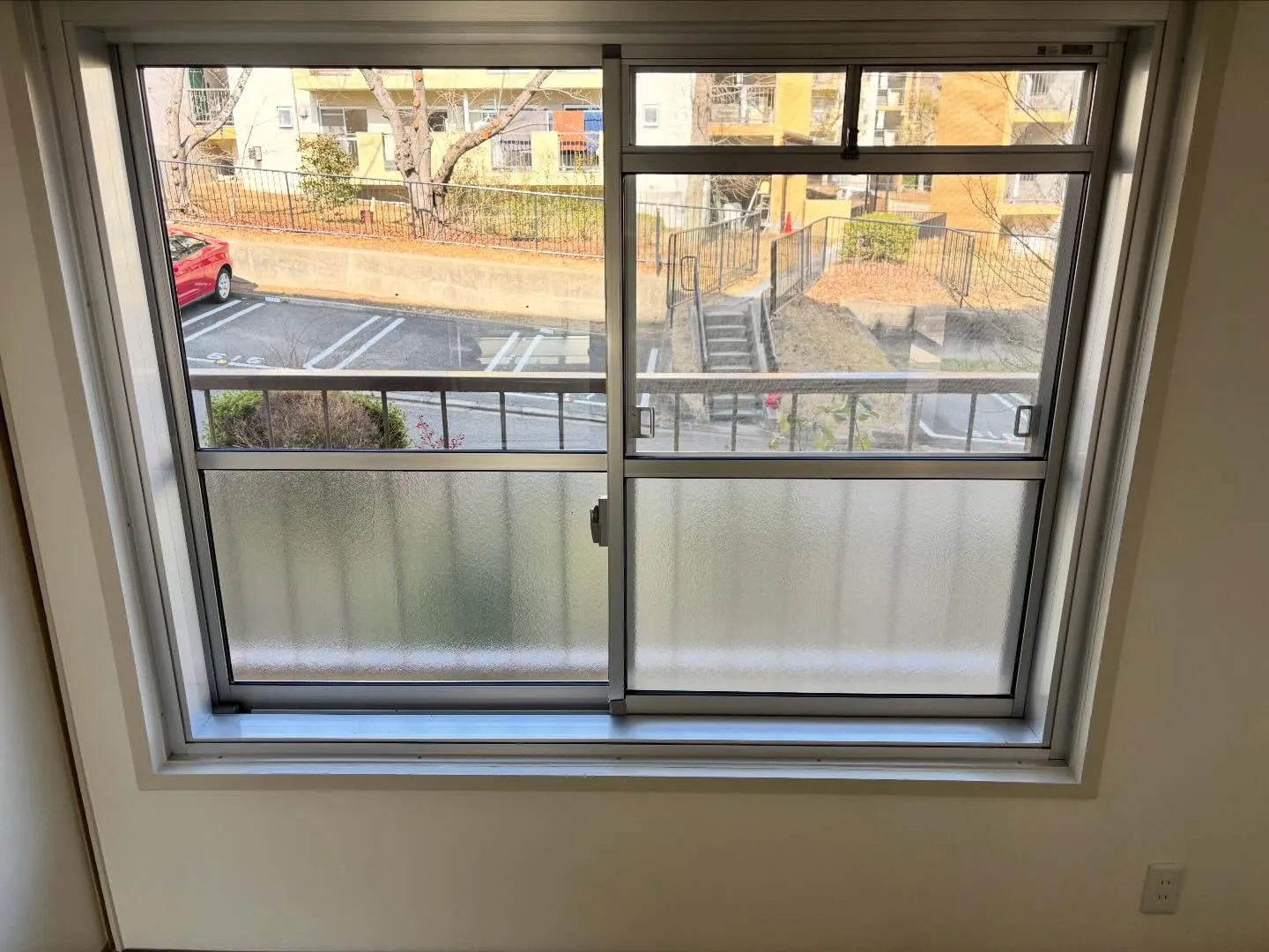 「やっぱりおうちの窓はキラキラじゃなきゃ！」窓のサッシって意...