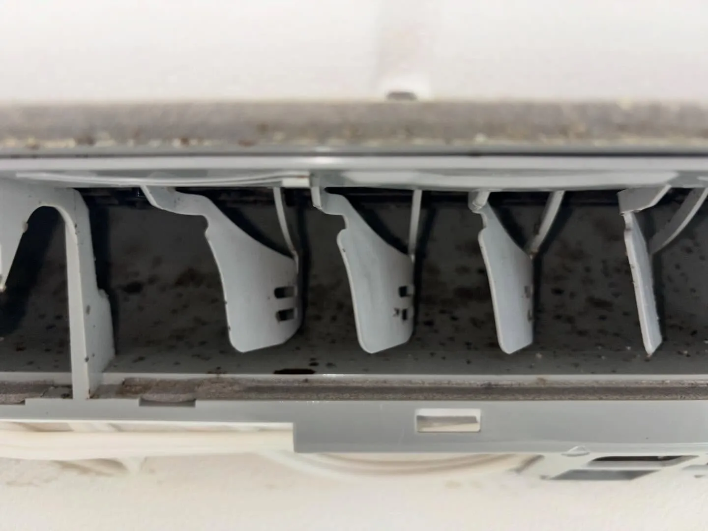 エアコンクリーニングしてますか？フィルターに溜まったカビや埃...