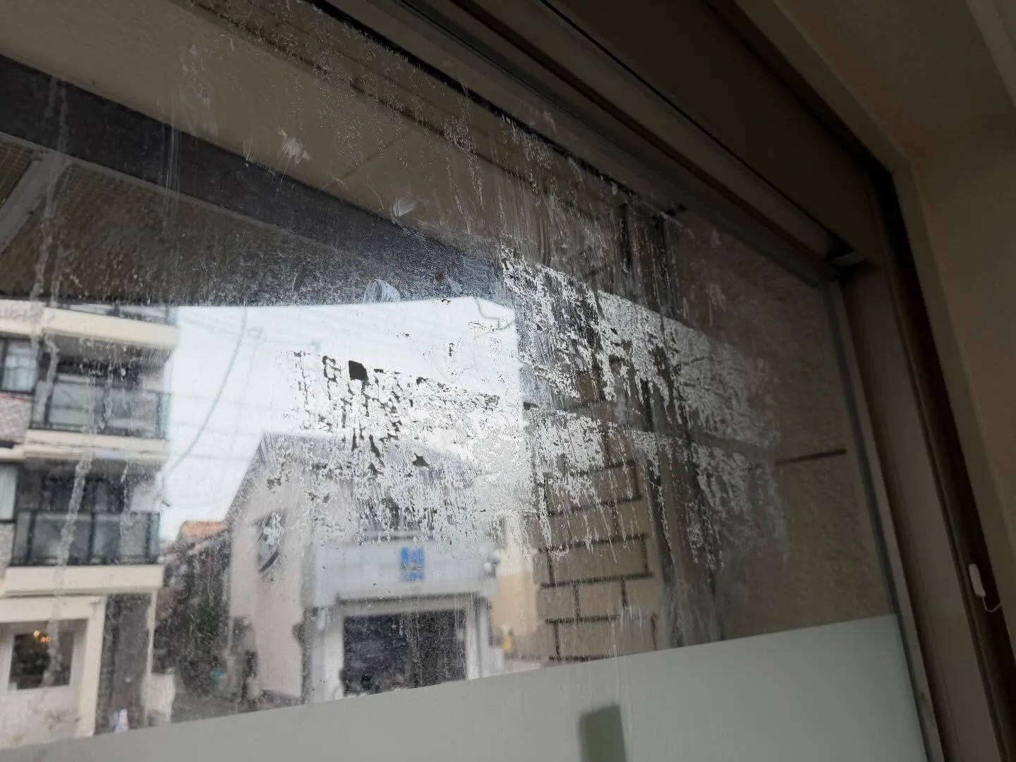 こんばんは！汚れに厳しく、人に優しいスミレです！今日はガラス...