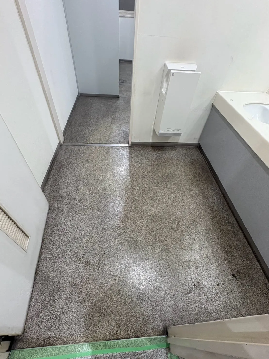 私たちのトイレ掃除では便器から床まで徹底して行っています。