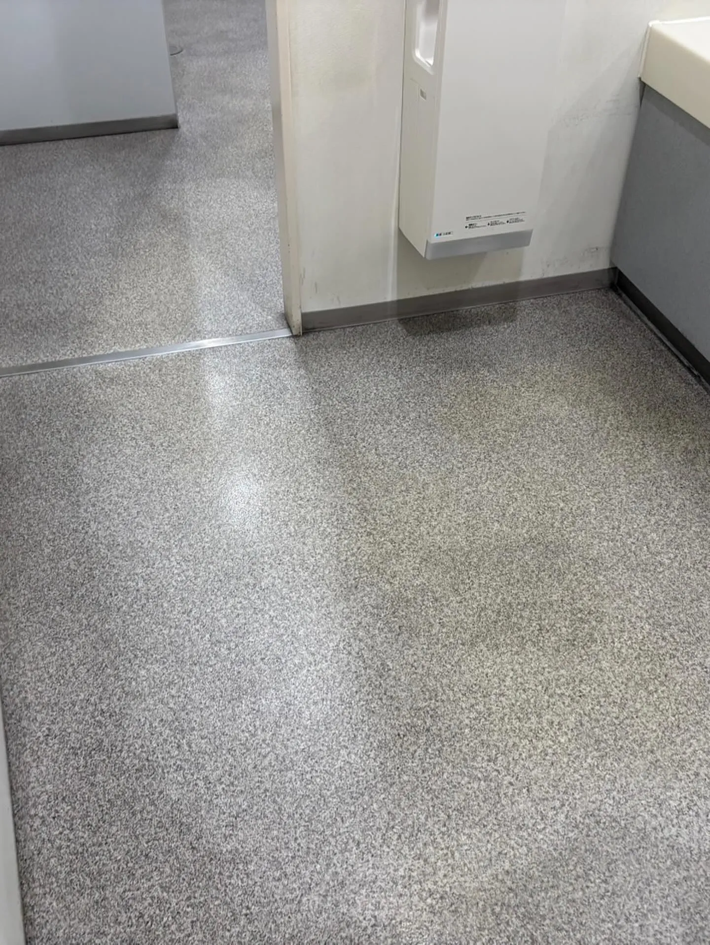 私たちのトイレ掃除では便器から床まで徹底して行っています。