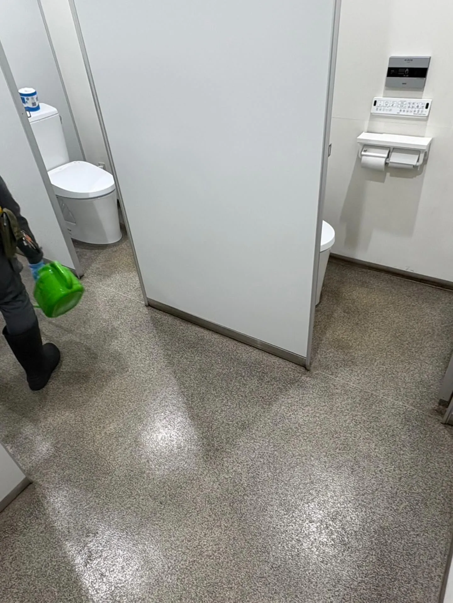 私たちのトイレ掃除では便器から床まで徹底して行っています。
