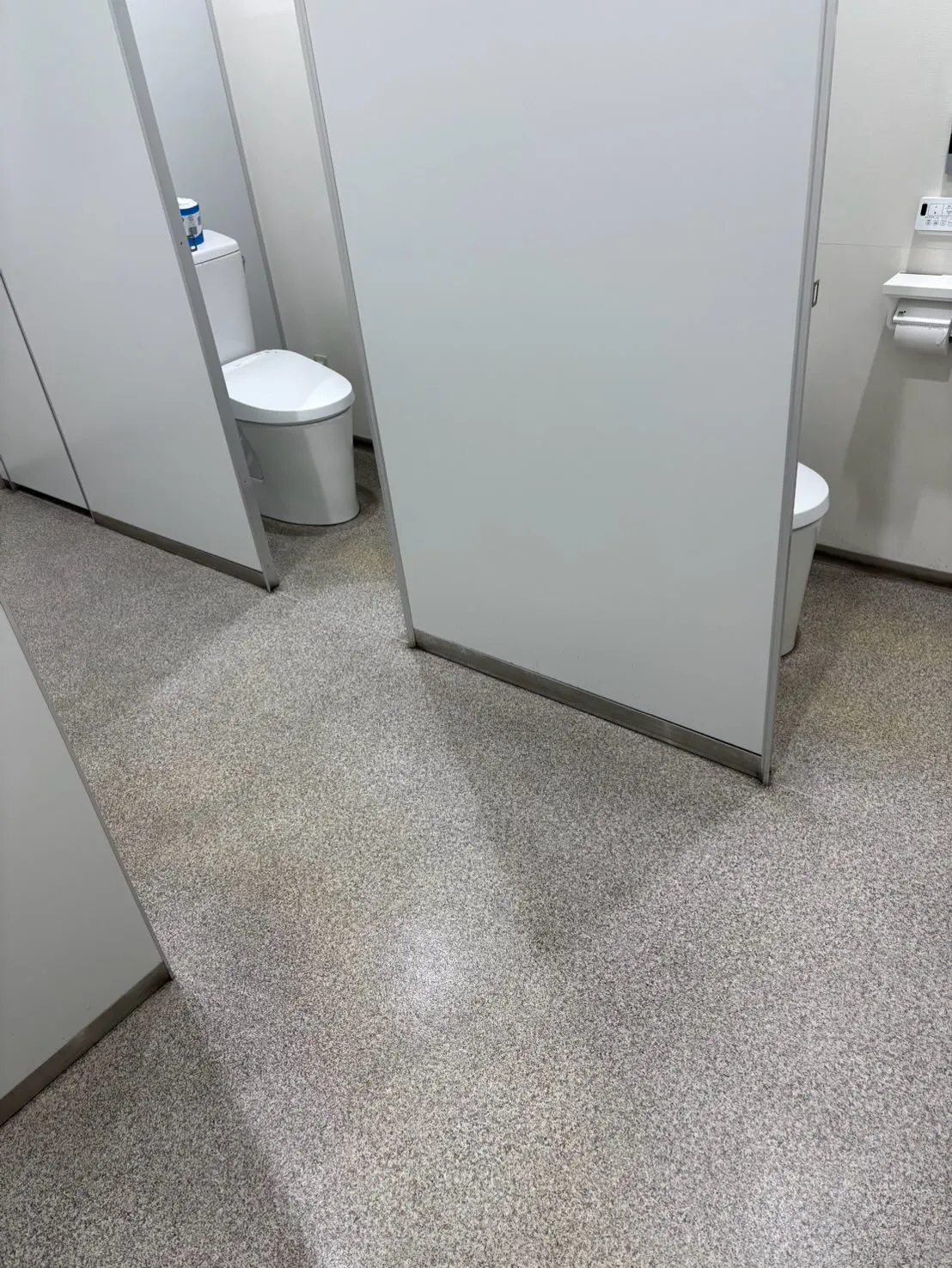 私たちのトイレ掃除では便器から床まで徹底して行っています。