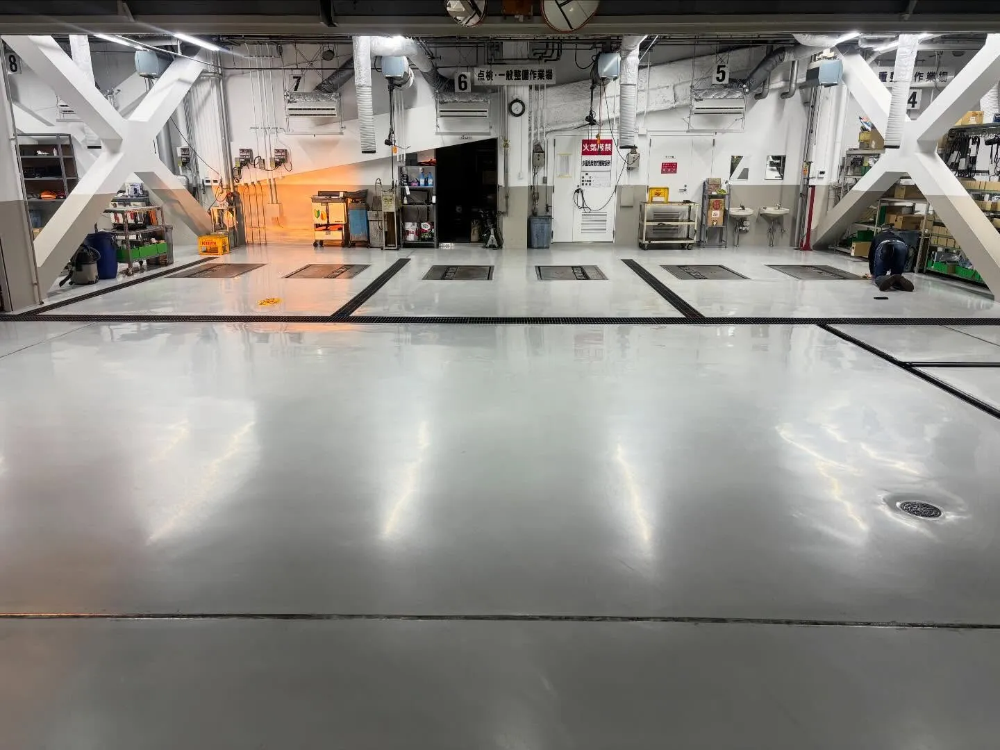 清掃業界での新しいスタンダード！自動車整備工場の床がいつも以...