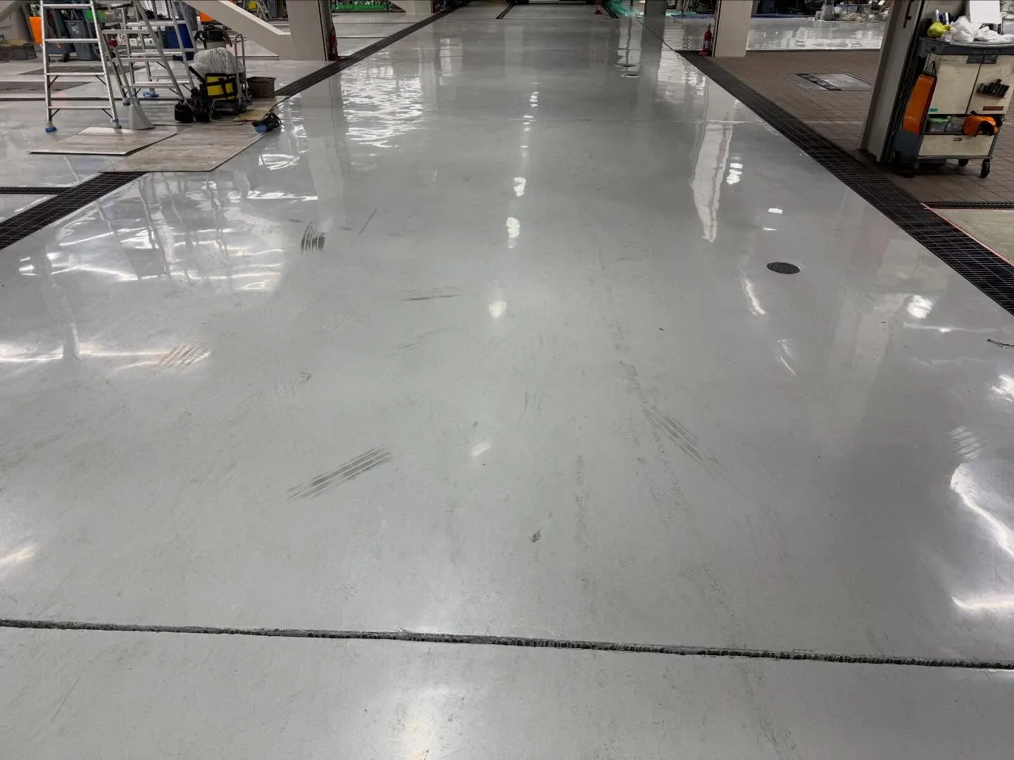 清掃業界での新しいスタンダード！自動車整備工場の床がいつも以...