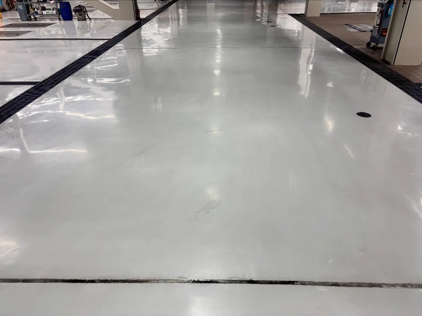 清掃業界での新しいスタンダード！自動車整備工場の床がいつも以...