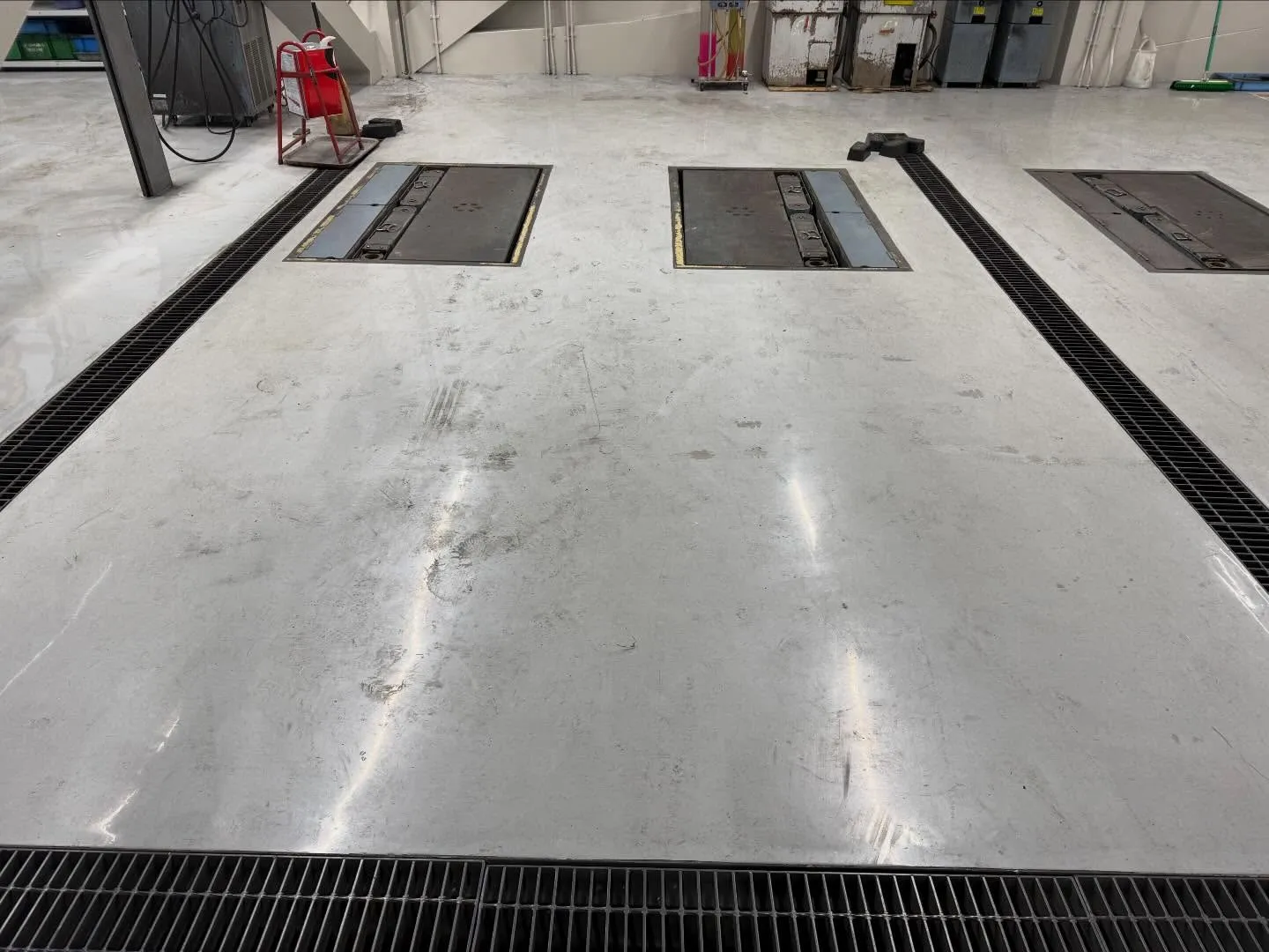 清掃業界での新しいスタンダード！自動車整備工場の床がいつも以...