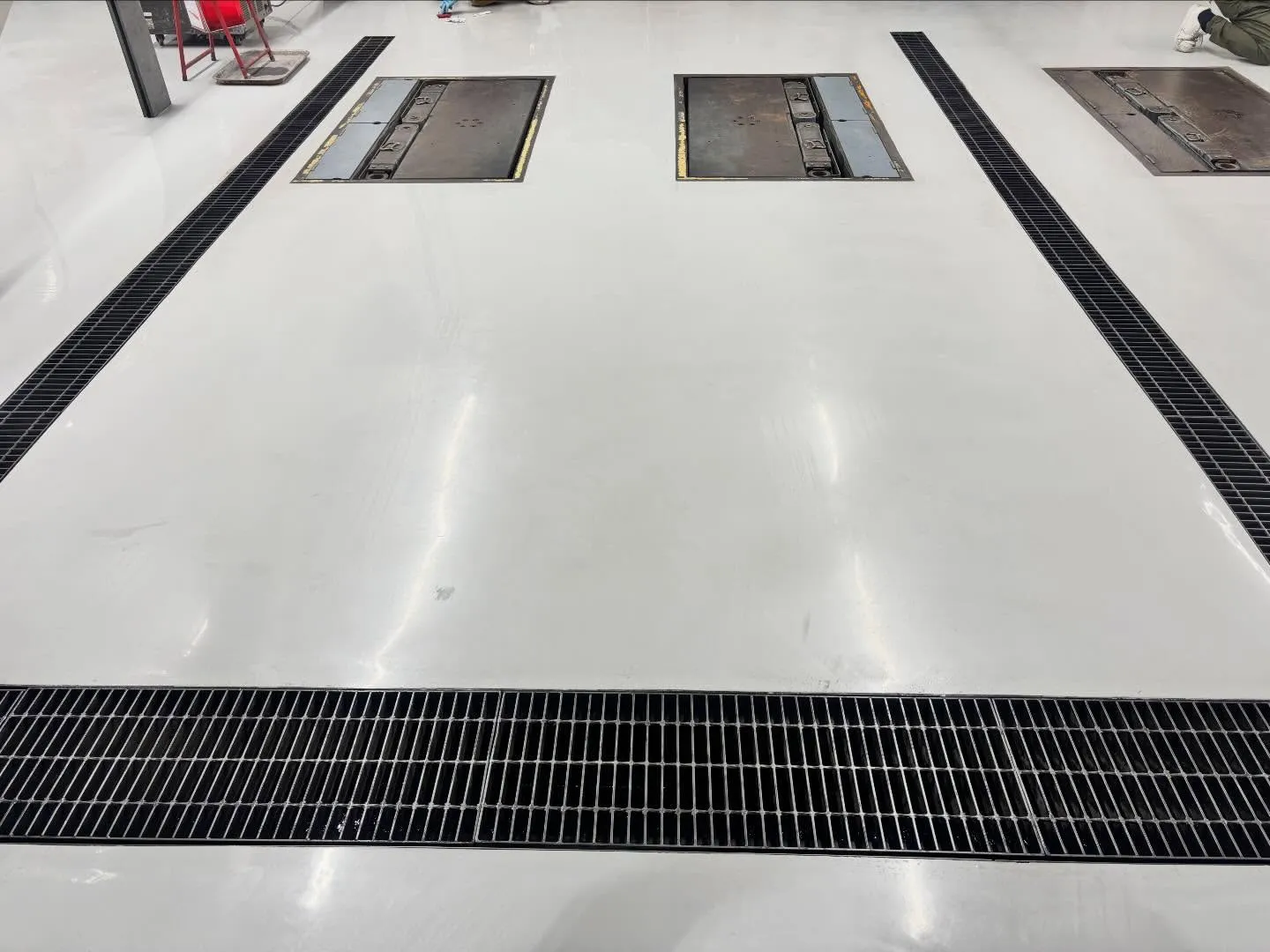 清掃業界での新しいスタンダード！自動車整備工場の床がいつも以...