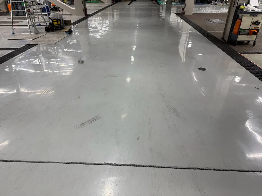 清掃業界での新しいスタンダード！自動車整備工場の床がいつも以...