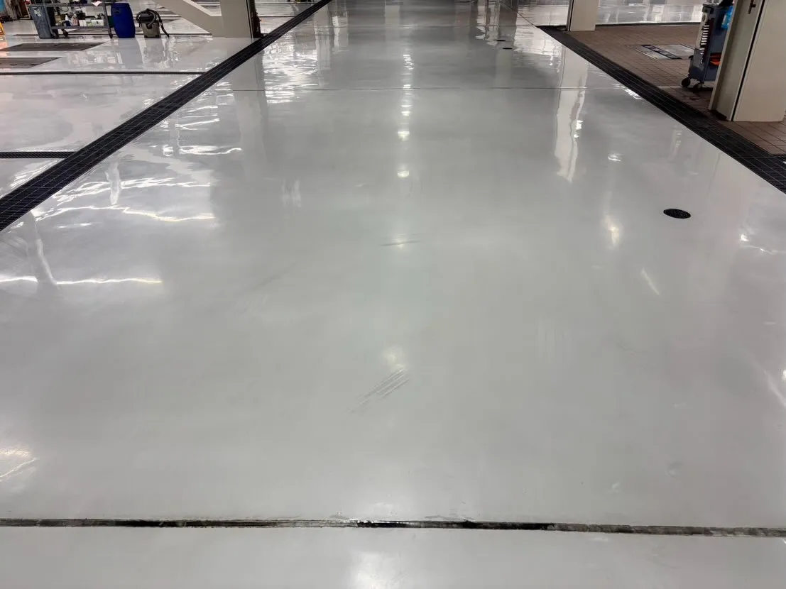 清掃業界での新しいスタンダード！自動車整備工場の床がいつも以...