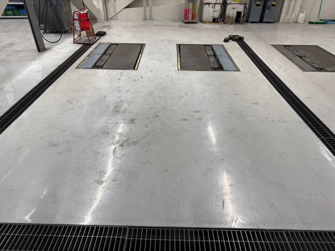 清掃業界での新しいスタンダード！自動車整備工場の床がいつも以...