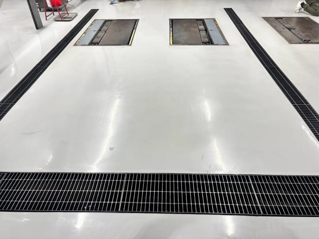 清掃業界での新しいスタンダード！自動車整備工場の床がいつも以...