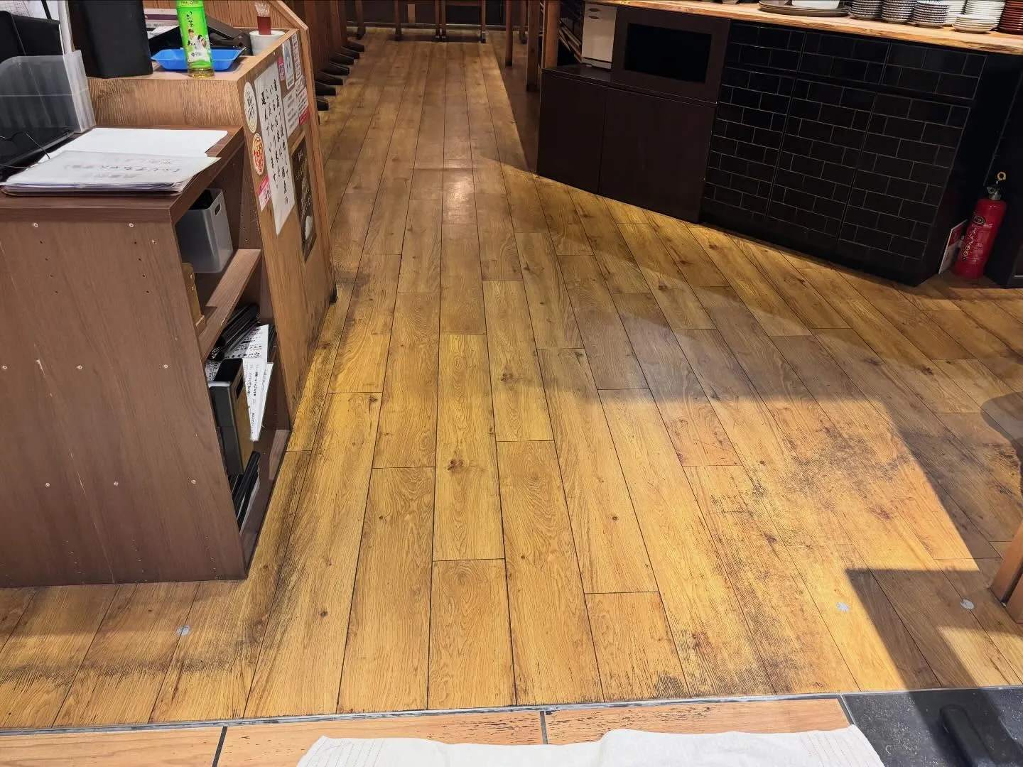 こんばんは!今日は飲食店の床清掃の一日でした。