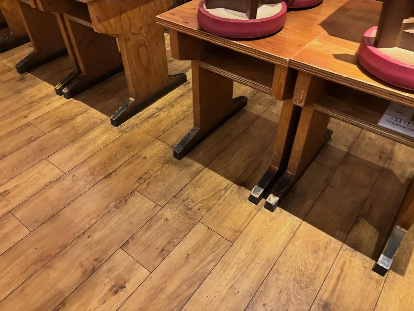 こんばんは!今日は飲食店の床清掃の一日でした。