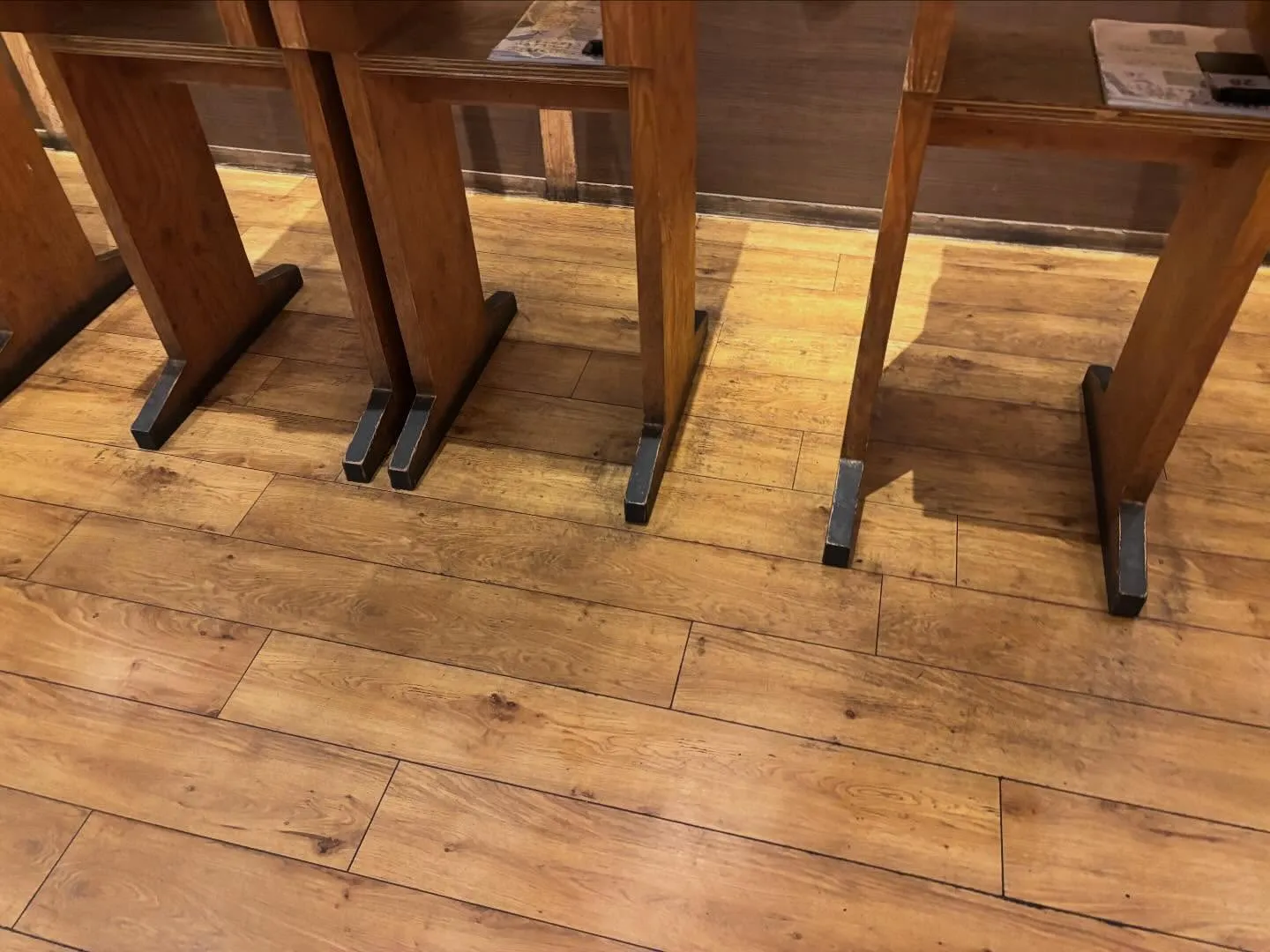 こんばんは!今日は飲食店の床清掃の一日でした。