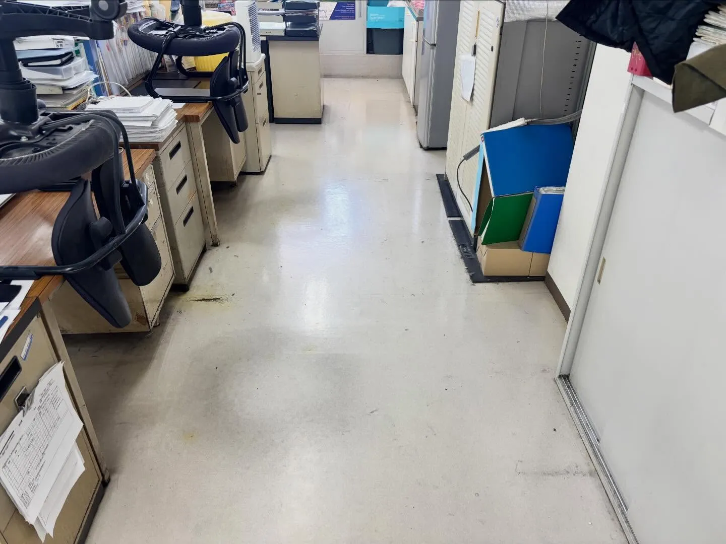 光り輝く床で仕事の効率もアップ！オフィスの床剥離作業は、見え...