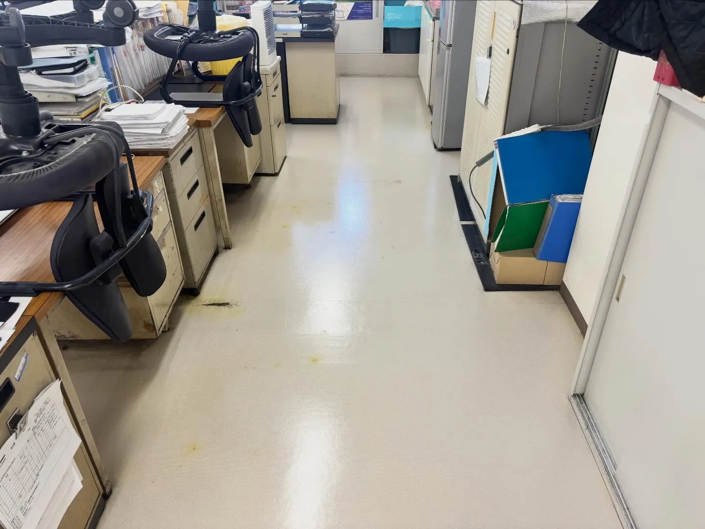 光り輝く床で仕事の効率もアップ！オフィスの床剥離作業は、見え...