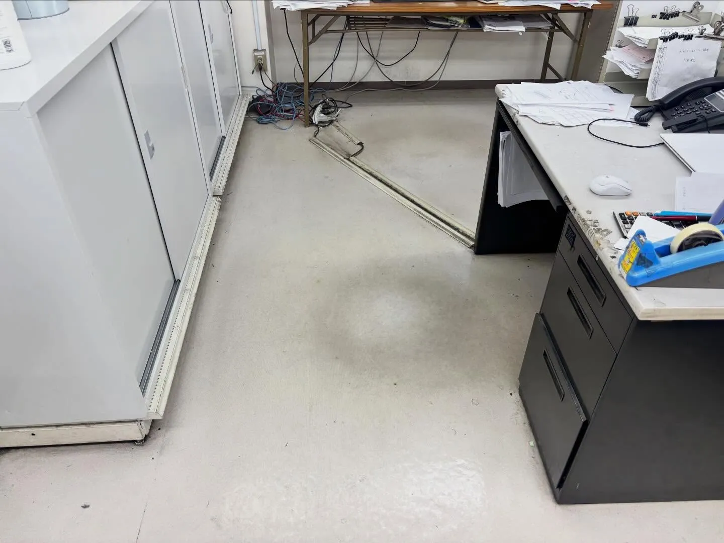 光り輝く床で仕事の効率もアップ！オフィスの床剥離作業は、見え...