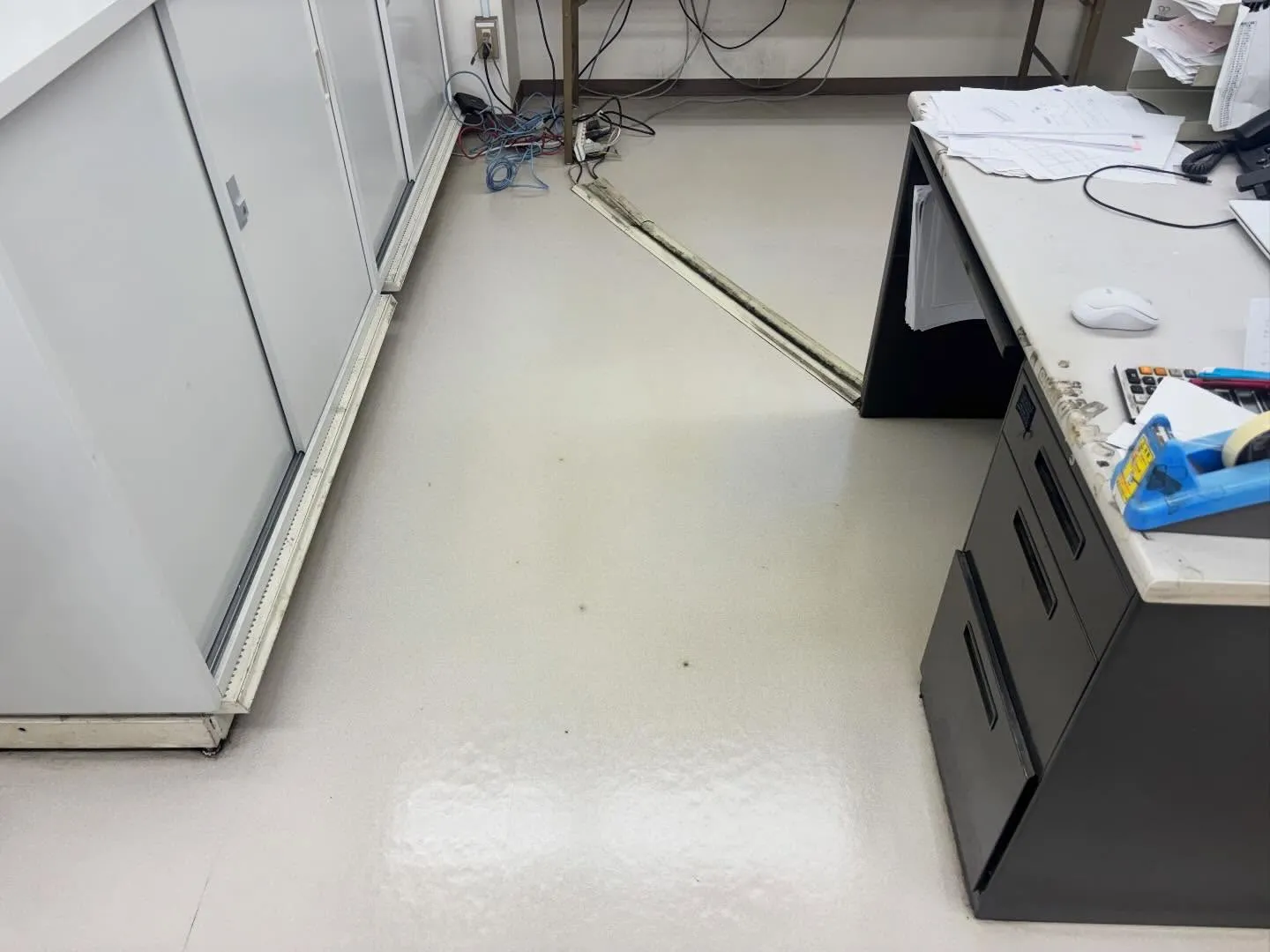 光り輝く床で仕事の効率もアップ！オフィスの床剥離作業は、見え...