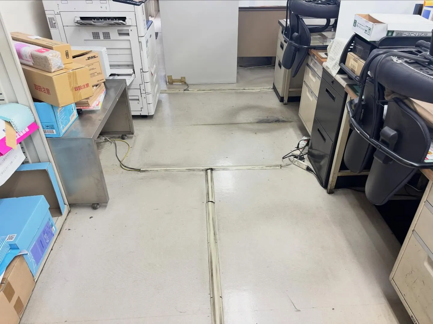 光り輝く床で仕事の効率もアップ！オフィスの床剥離作業は、見え...