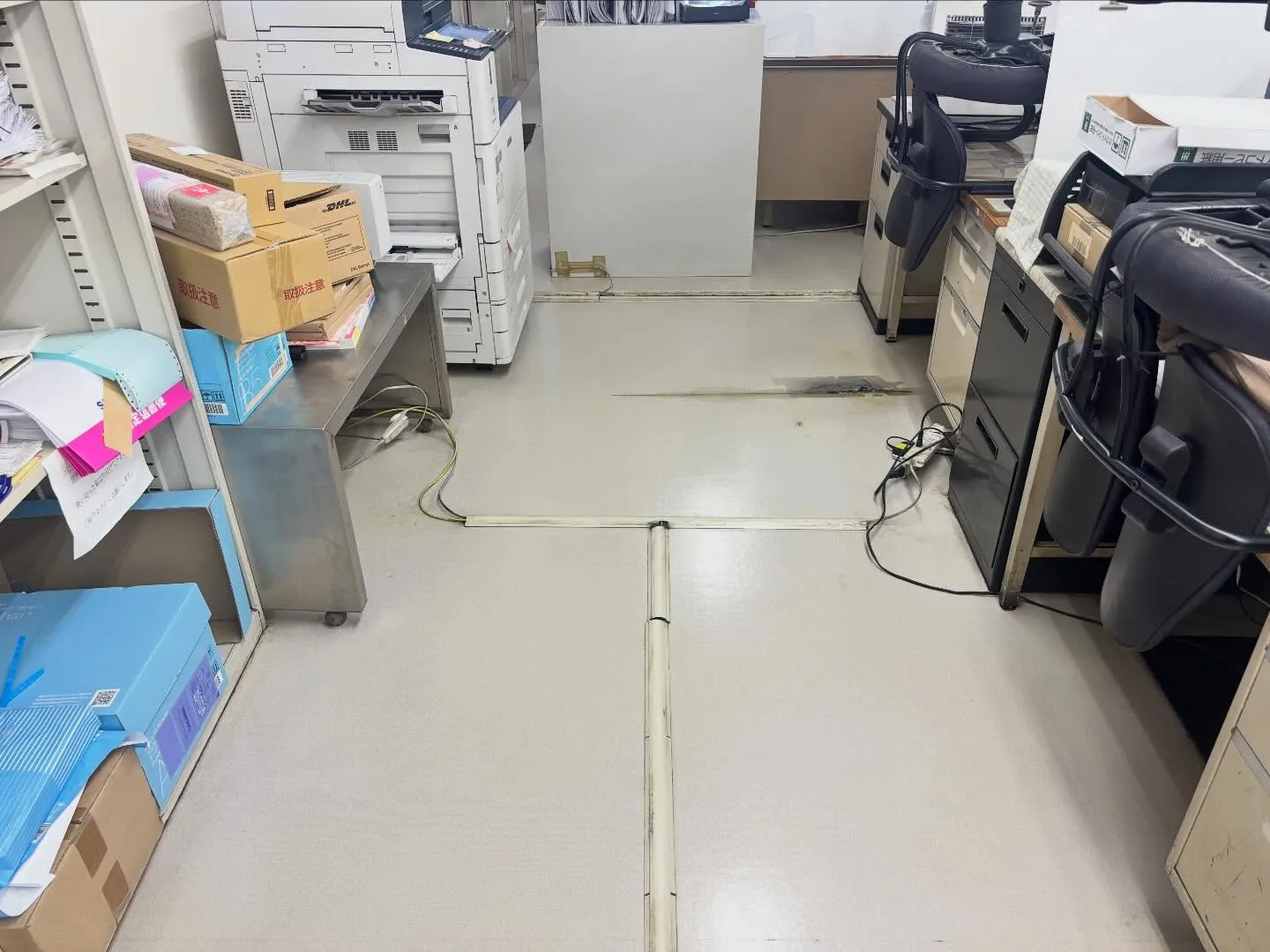 光り輝く床で仕事の効率もアップ！オフィスの床剥離作業は、見え...