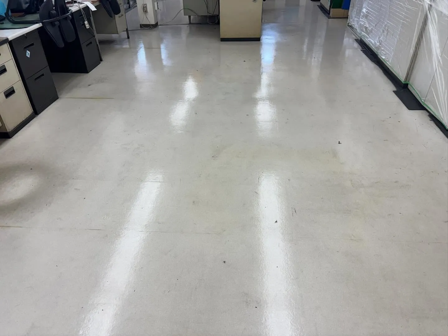 光り輝く床で仕事の効率もアップ！オフィスの床剥離作業は、見え...