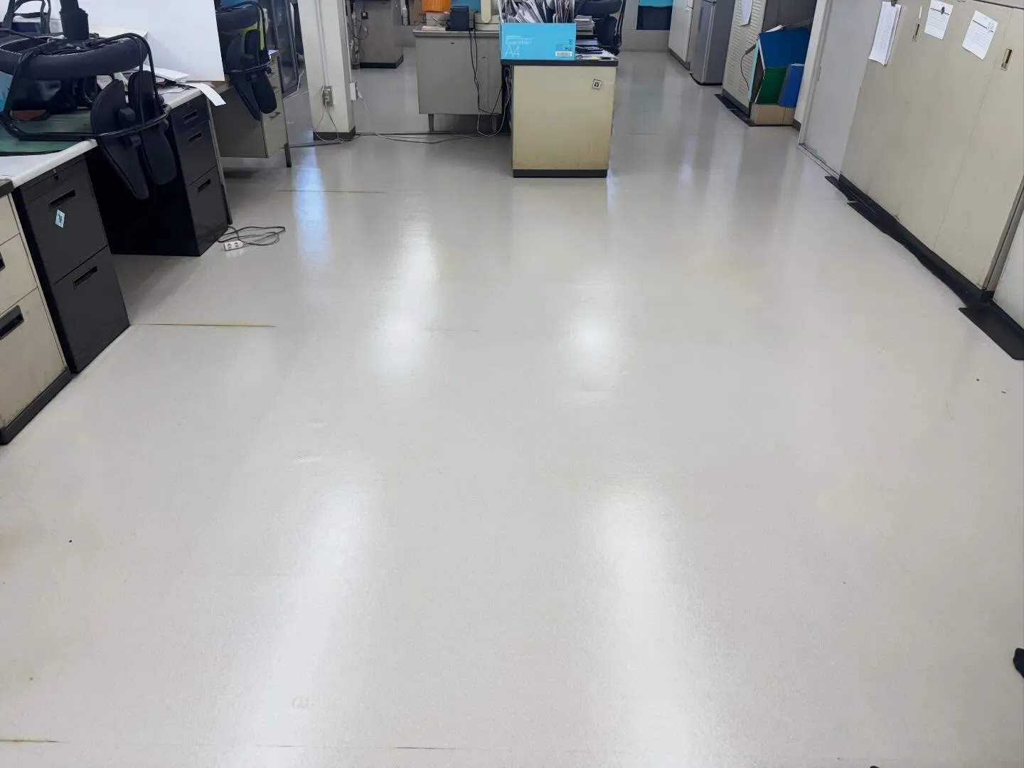 光り輝く床で仕事の効率もアップ！オフィスの床剥離作業は、見え...