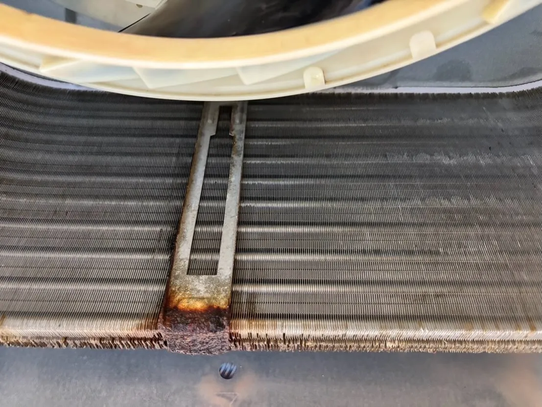 みなさん、エアコン清掃はお済みですか？私たちはエアコンクリー...