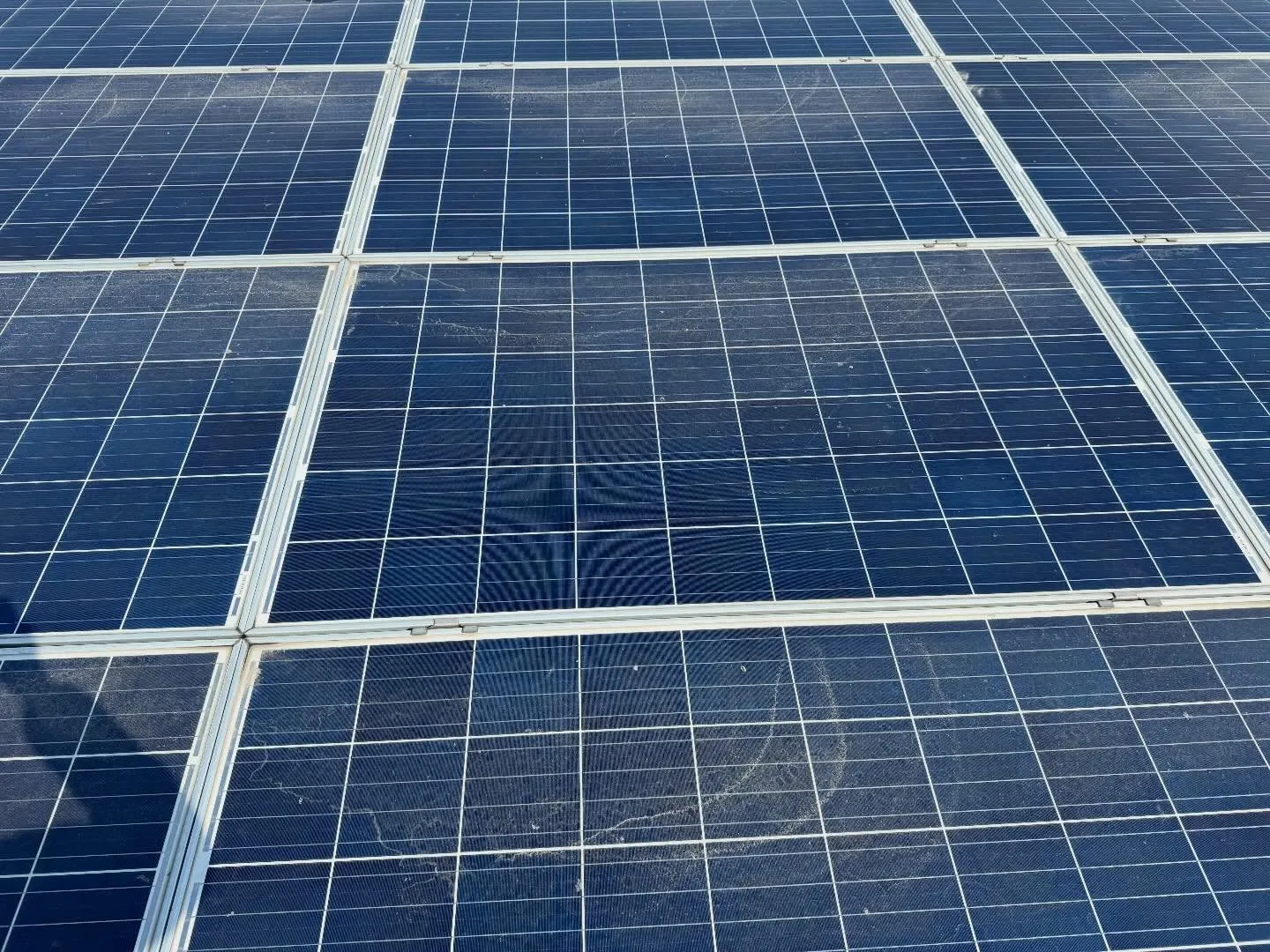 こんにちは、みなさん!今日は太陽光パネルの洗浄についてお話し...