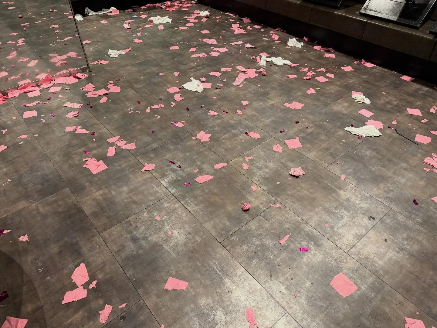 ナイトクラブで盛り上がるのは最高だけど、その後の掃除は大変!...