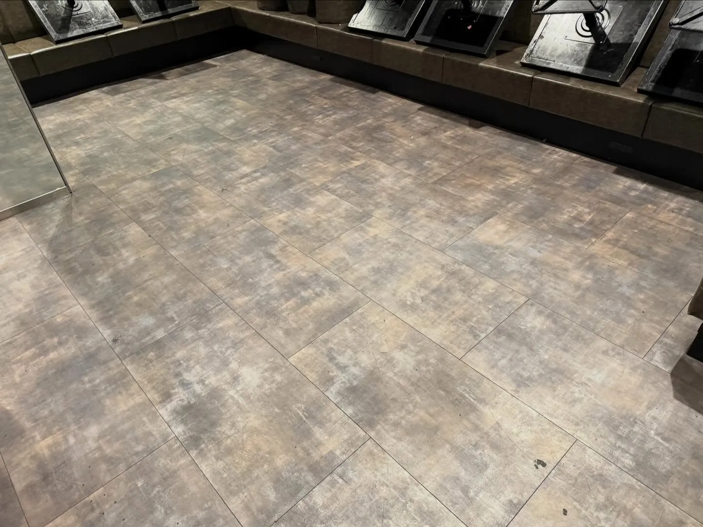 ナイトクラブで盛り上がるのは最高だけど、その後の掃除は大変!...