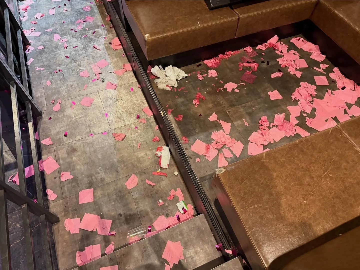 ナイトクラブで盛り上がるのは最高だけど、その後の掃除は大変!...