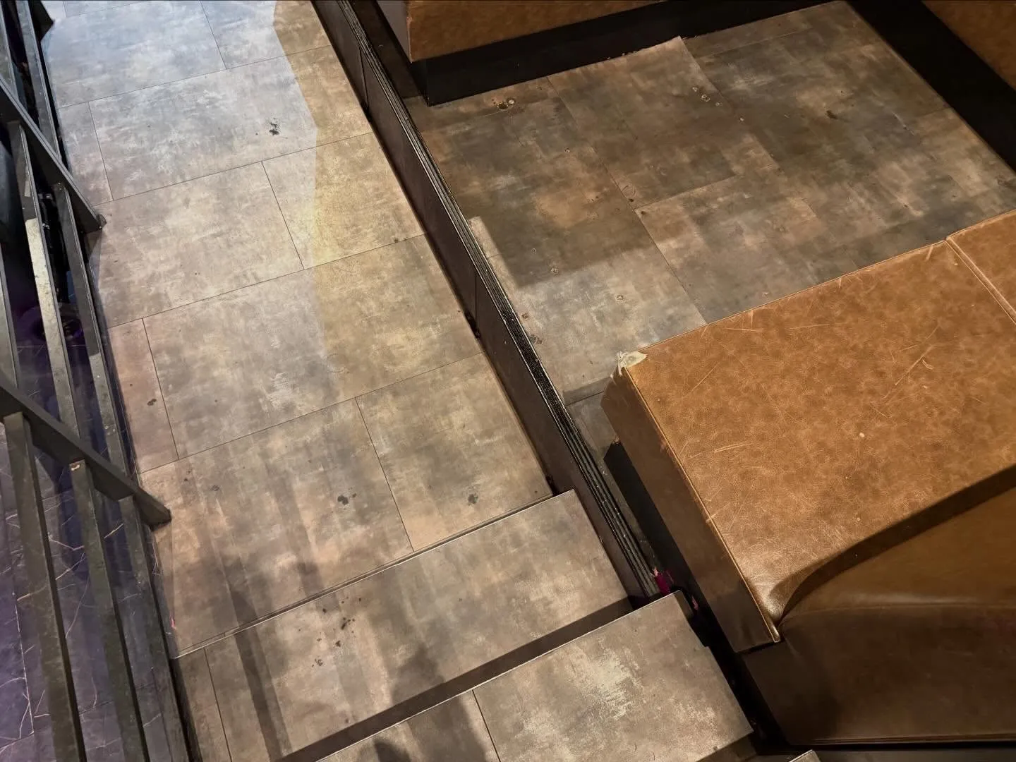 ナイトクラブで盛り上がるのは最高だけど、その後の掃除は大変!...