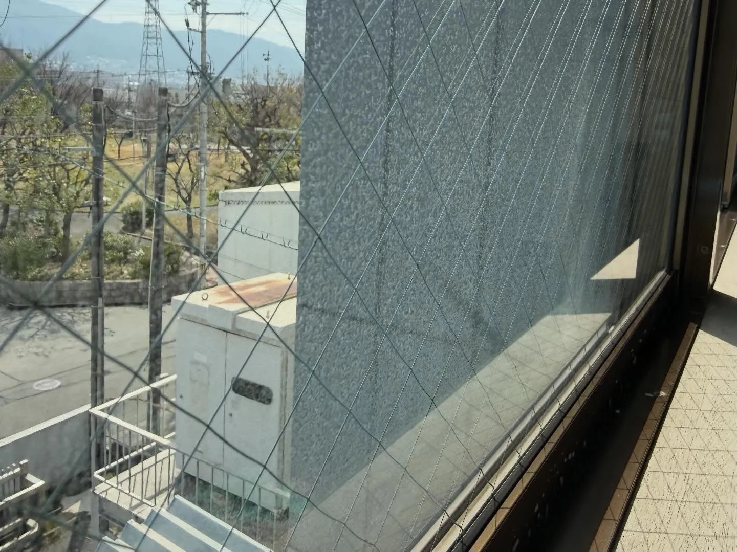 窓が汚れていると、どうしても部屋が暗く感じたりしませんか?で...