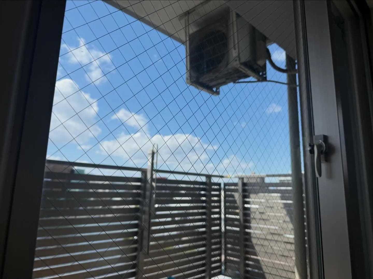 窓ガラスはまるでお家の「目」。