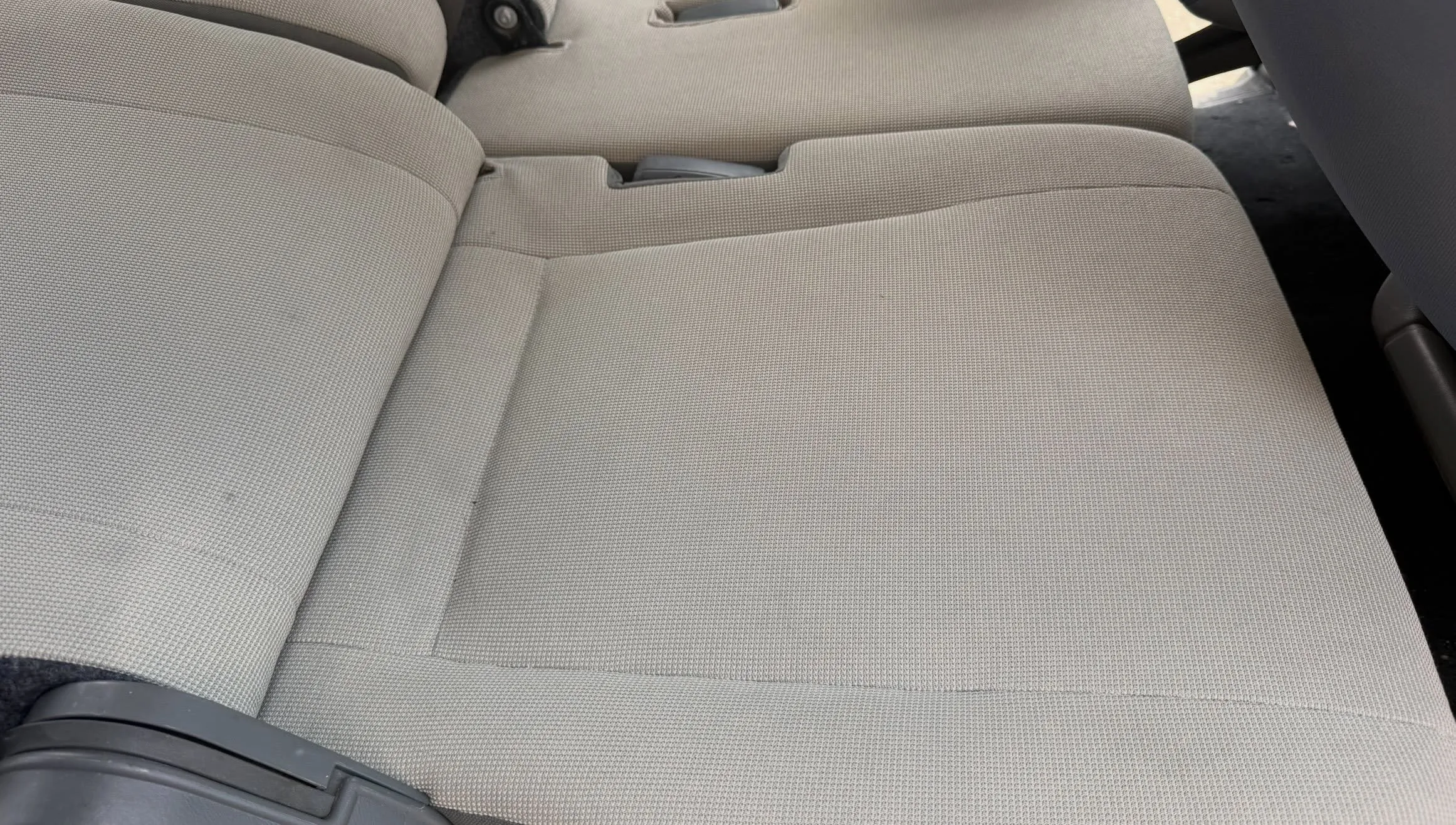 車の座席、気づかないうちに汚れが蓄積していませんか?