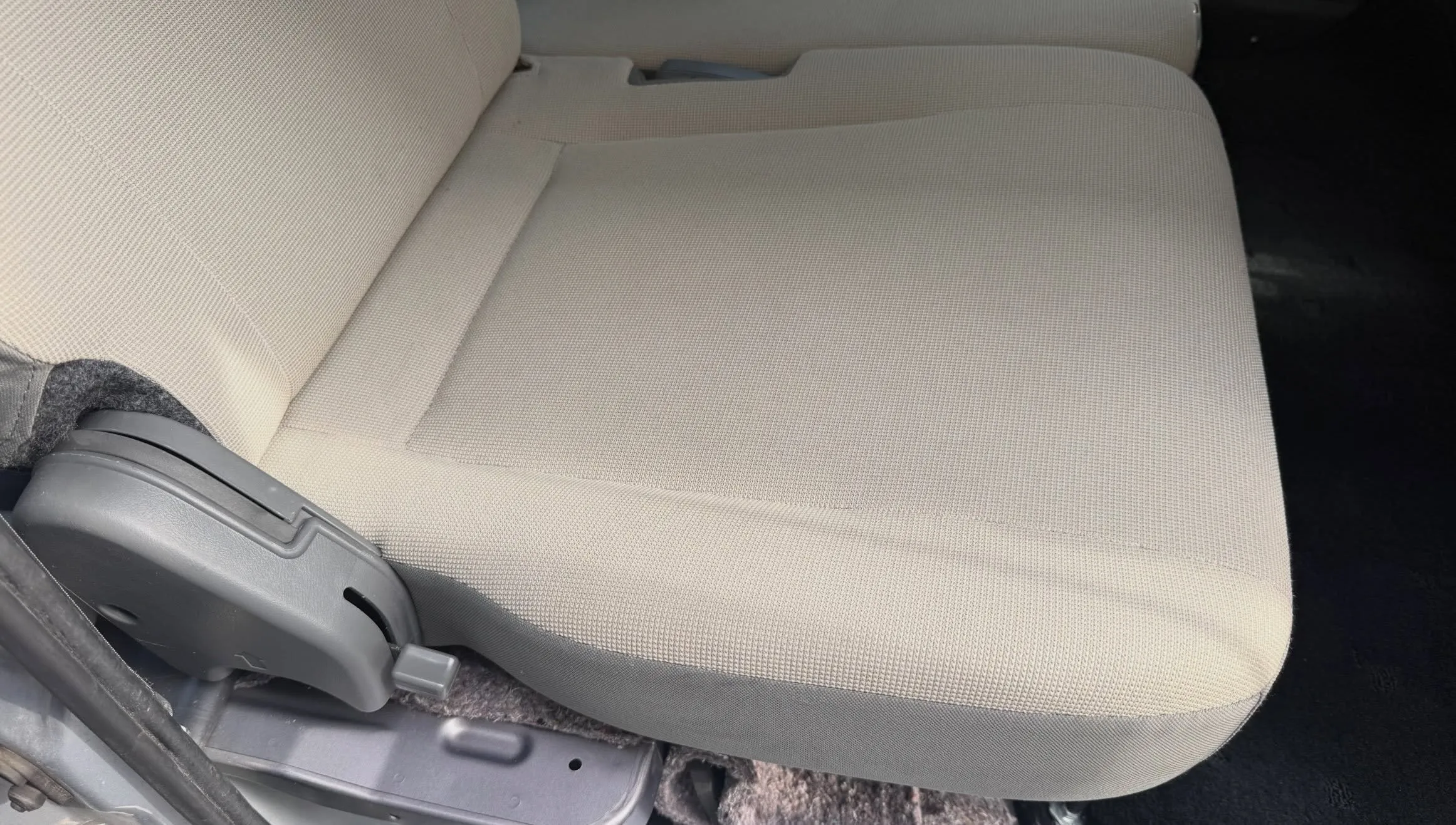 車の座席、気づかないうちに汚れが蓄積していませんか?