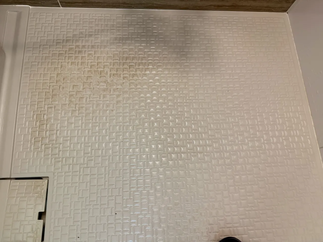 浴室の床を見て、重たい汚れにうんざりしていませんか？