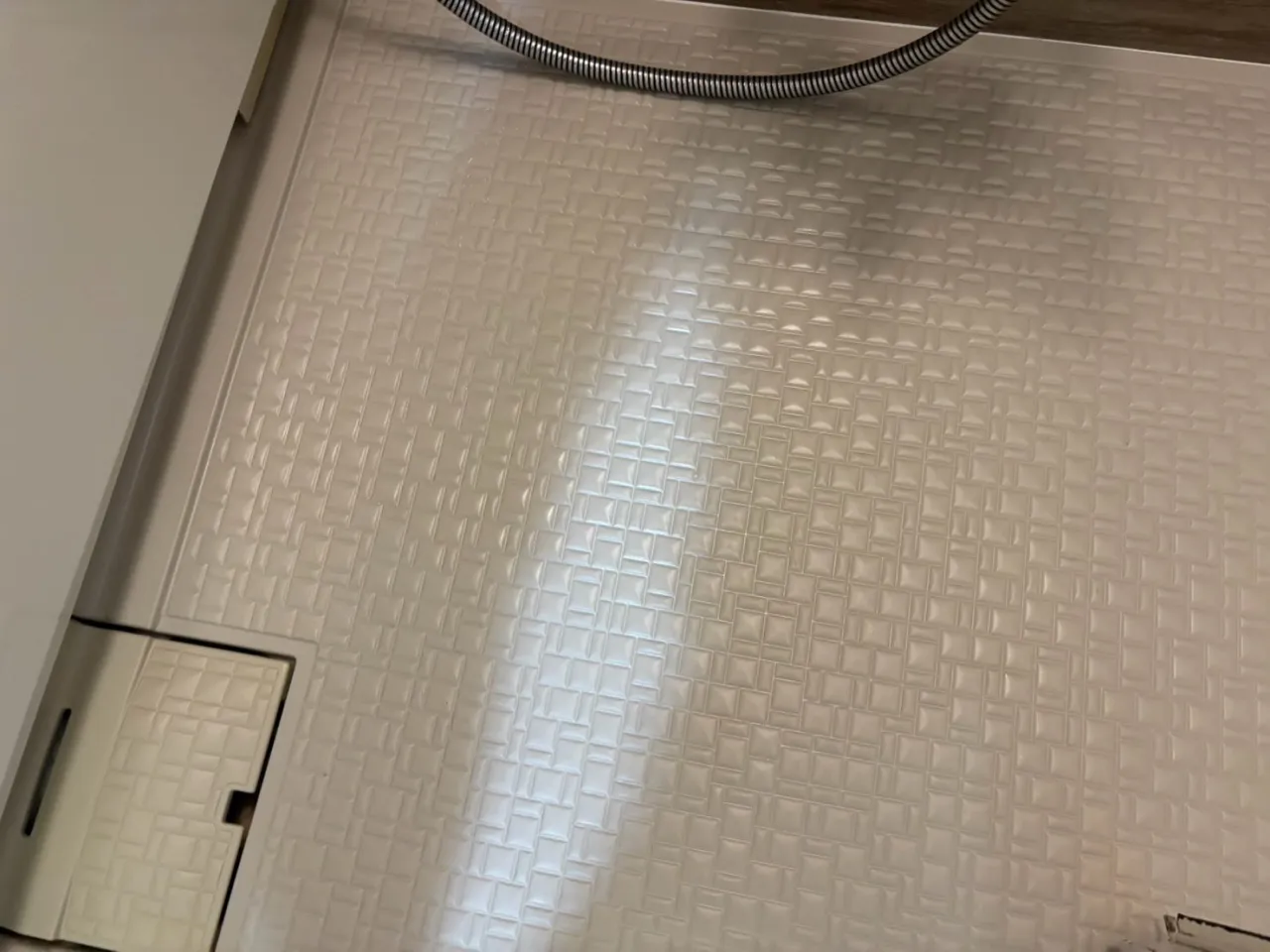 浴室の床を見て、重たい汚れにうんざりしていませんか？