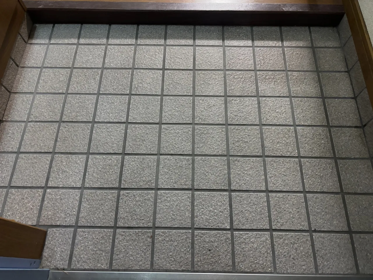 ドアを開けると外の世界が広がる玄関。